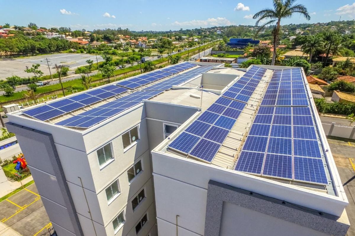 Instalação de painéis solares em residência