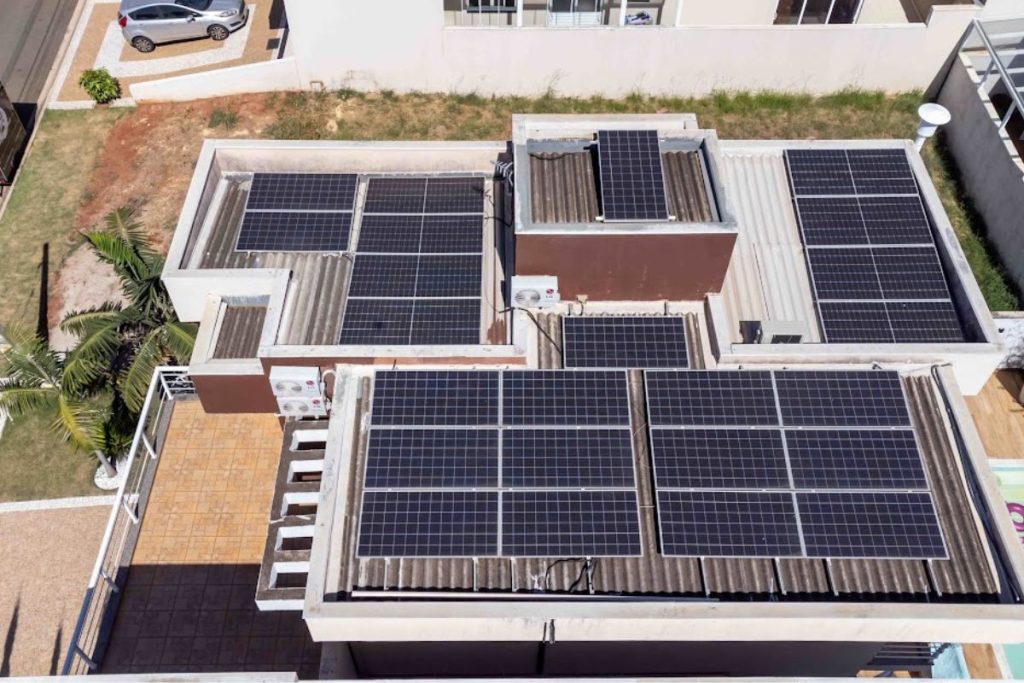 Instalação de painéis solares em comércio