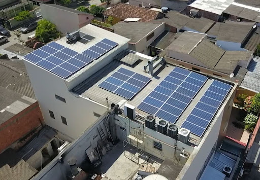 Instalação de painéis solares em indústria